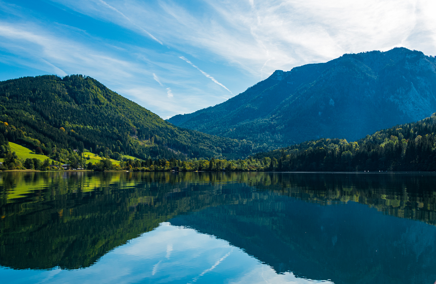 Blick auf einen See - im Hintergrund sieht man Berge.